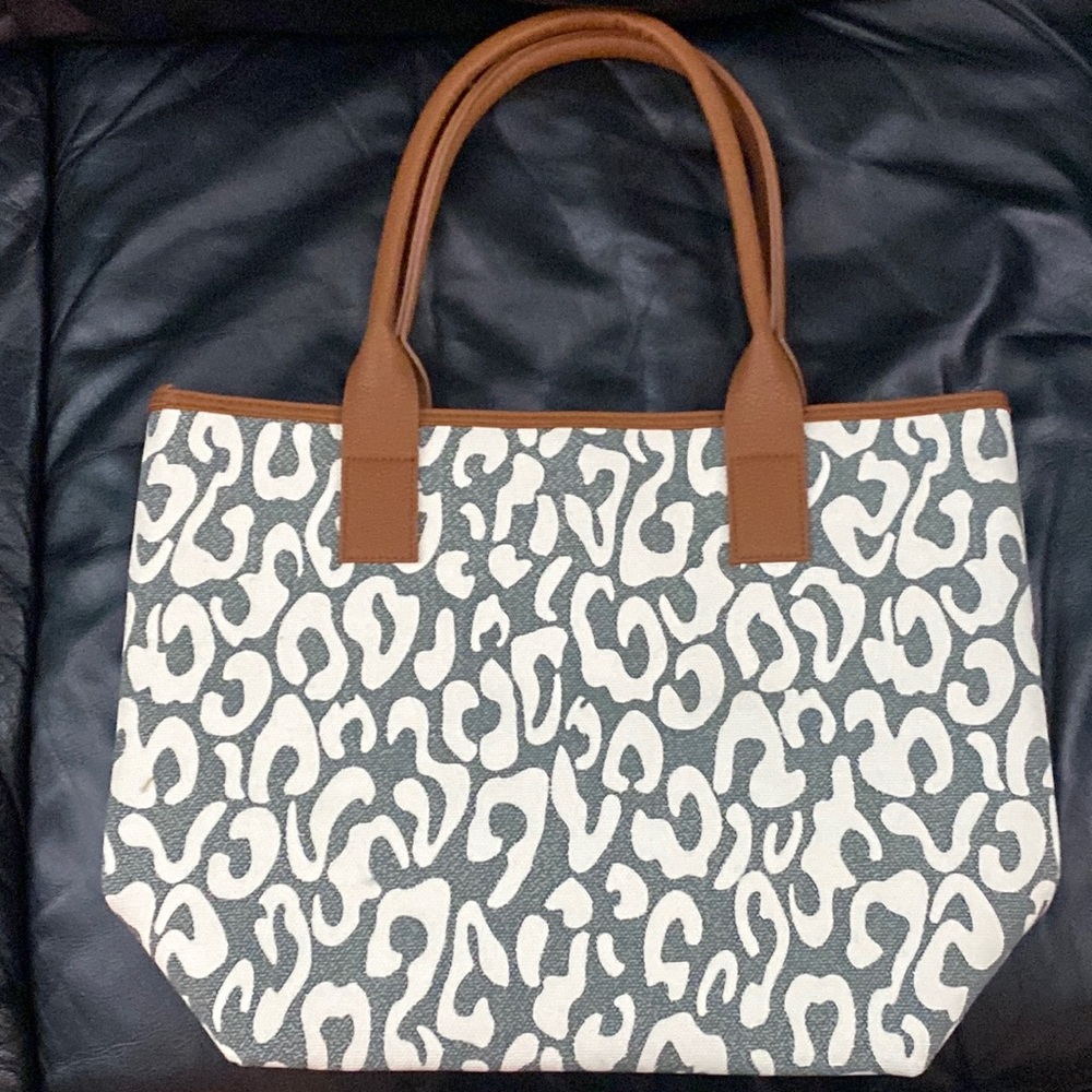 Leopard print tote bag